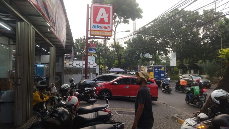 TKP juru parkir keroyok pelanggan Alfamidi di Bintaro.(yud)