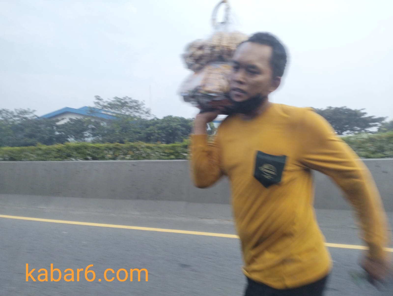 Pedagang Asongan Bebas Jualan Di Tol Tangerang Merak