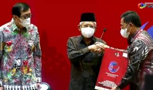 Wakil Presiden RI K.H. Ma’ruf Amin serahkan piagam penghargaan kepada Dr. Sunarta mewakili Jaksa Agung RI.