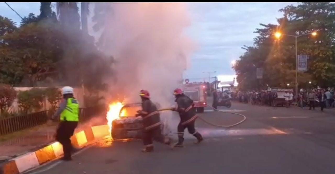Melintas di Depan Pendopo Bupati Pandeglang, Mobil Sedan Tiba-tiba Terbakar