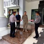 Personel Ditpamobvit Polda Banten Patroli ke Kantor Pemerintahan
