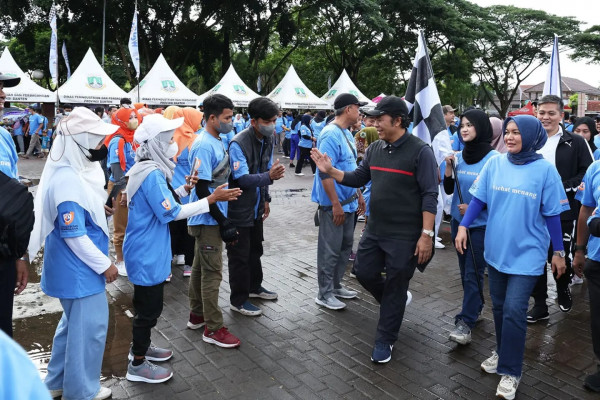 Pj Gubernur Banten Lepas Jalan Santai yang Dihadiri Ribuan Orang
