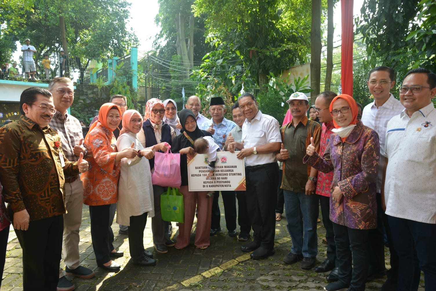 Pj Gubernur Banten bersama Sekda Kota Tangerang Selatan Serahkan Bantuan untuk warga