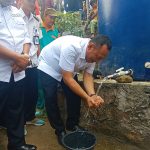 Walikota Cilegon secara simbolis resmikan sarana air bersih dengan membuka keran toren