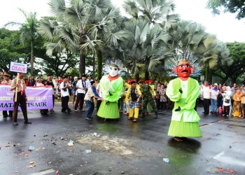 Ondel-ondel tampak beraksi memeriahkan Karnaval Seni Budaya dalam HUT Kabupaten Tangerang ke 71.(hms)