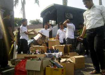 Petugas Polres Metropolitan Tangerang tengah mengumpulkan miras sitaan untuk dimusnahkan.(arsa)